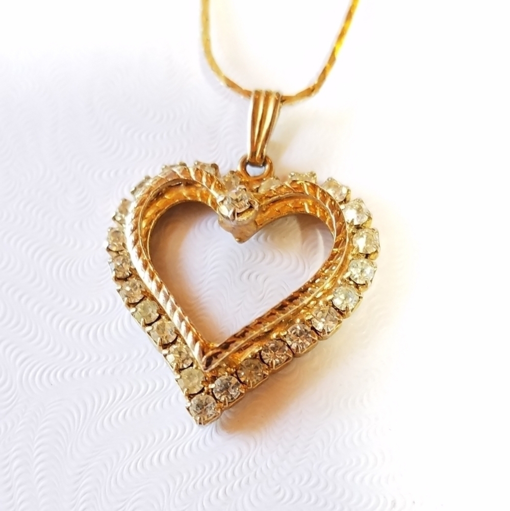 CRYSTAL Floating Heart Pendant Necklace - Picture 4 of 8